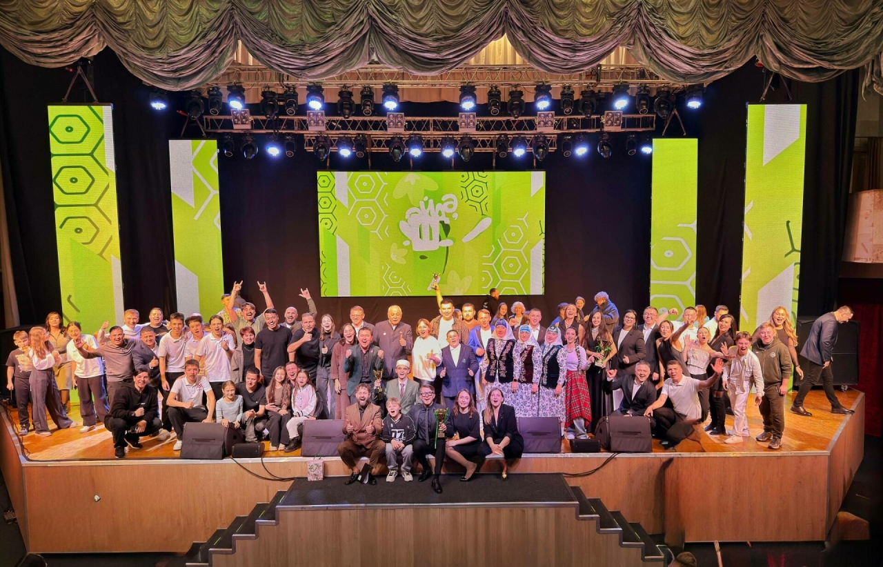 Татар КВН лигасының 30 еллыгында чемпионнар кубогы өчен ярыштылар