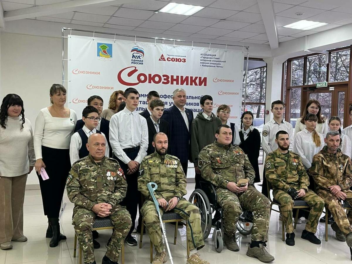 Махсус хәрби операциядә катнашучылар Чаллы укучылары өчен батырлык дәресе үткәрде