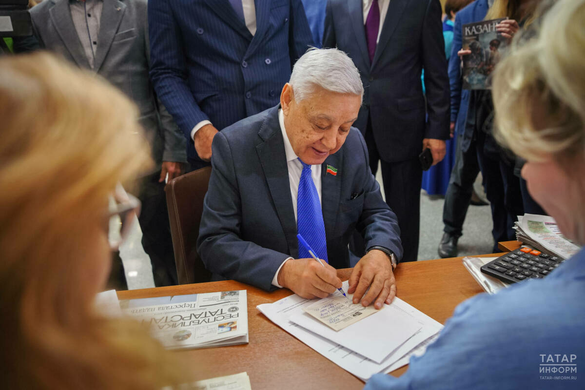 Фәрит Мөхәммәтшин «Язылу бүләк ит» акциясендә катнашты