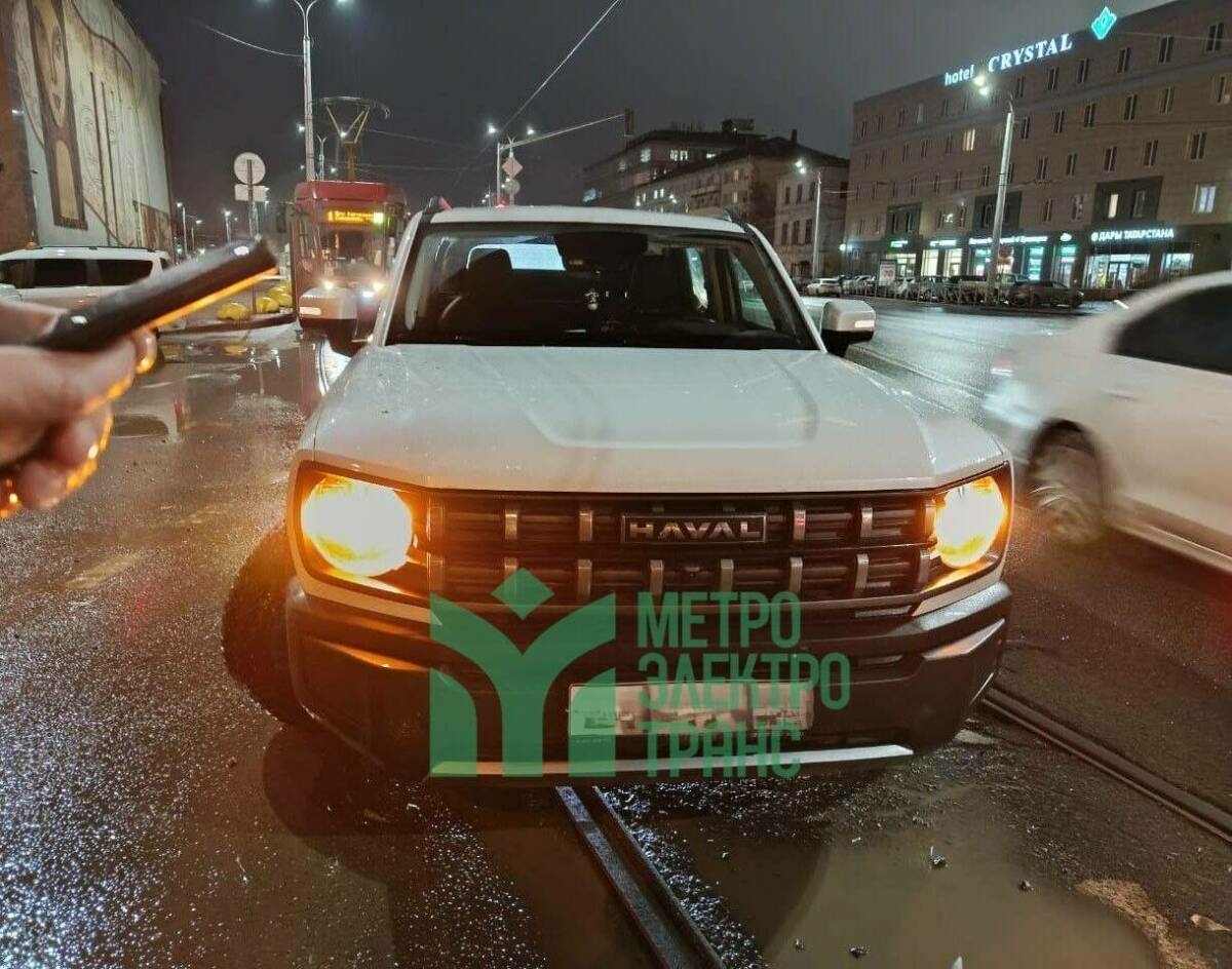 Казанда трамвай юлларында машина ватылып калган, өч маршруттагы трамвайлар йөрми