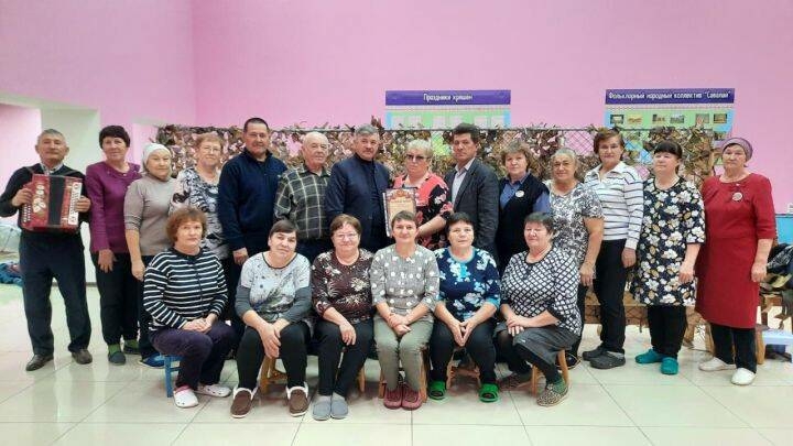 Зәйнең Сәвәләй авылы маскировка челтәрләре үрүчеләренә командирның Рәхмәт хаты тапшырылды