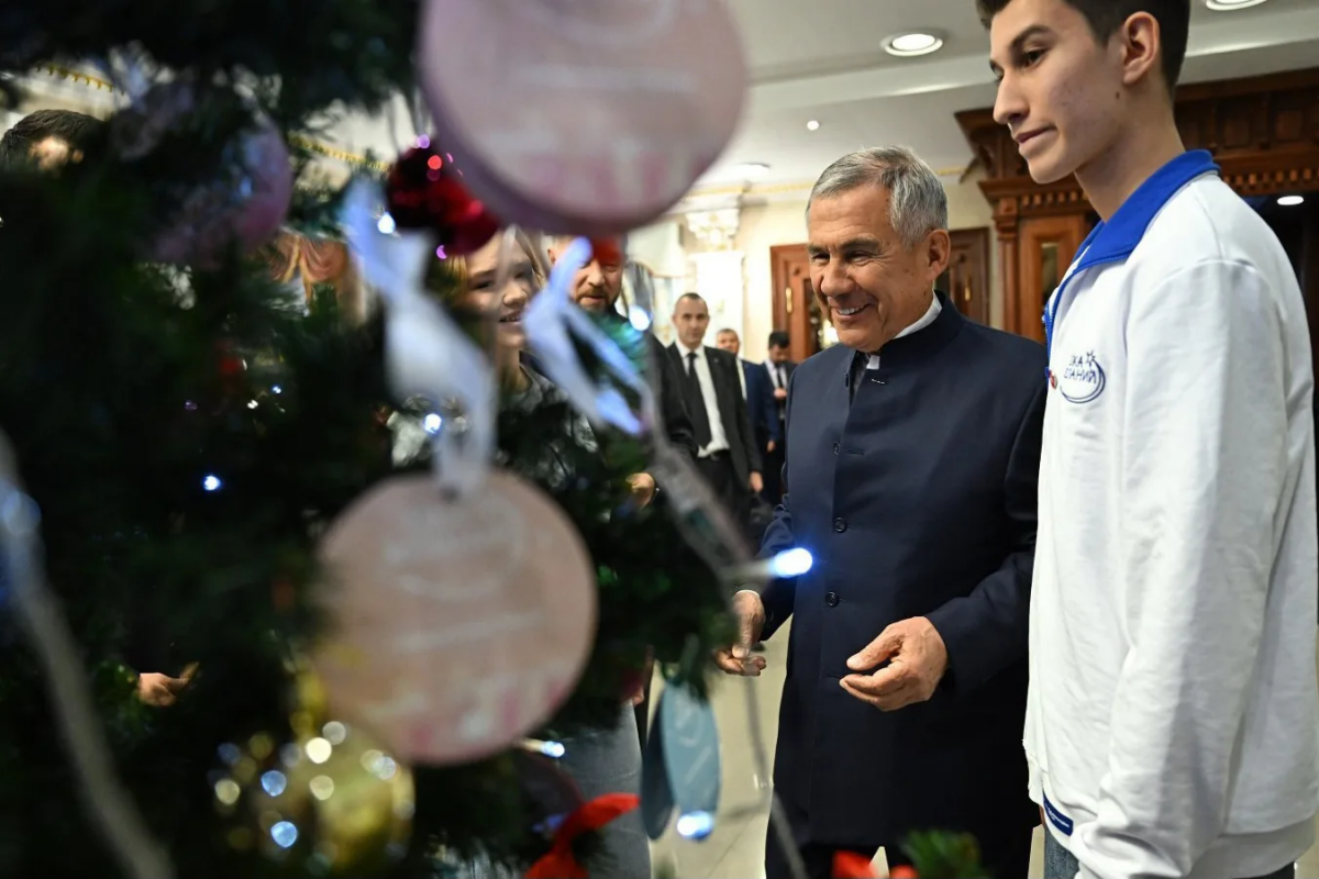 Миңнеханов «Теләкләр чыршысы» акциясе кысаларында балаларның теләкләрен тормышка ашырачак