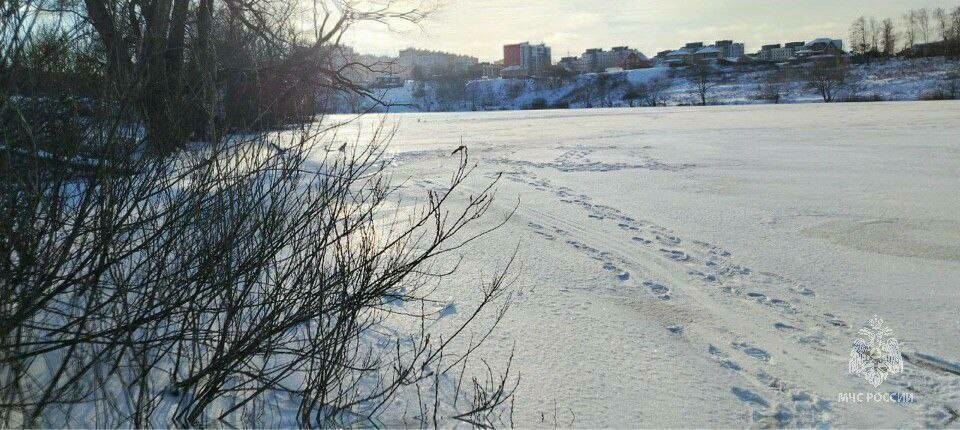 Осиново бистәсендә ир-ат боз астына төшеп киткән 81 яшьлек балыкчыны коткарган
