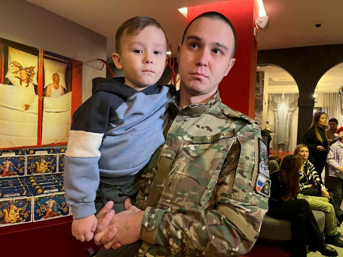 Чаллыда хәрбиләрнең балалары «Мастеровые» драма театрында Мэр чыршы бәйрәмендә катнашты