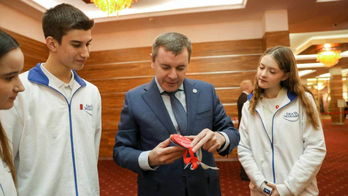 Марат Җәббаров «Теләкләр чыршысы» акциясенә кушылды