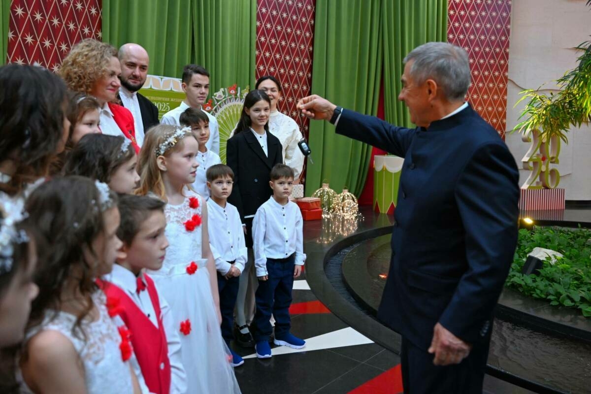 Миңнеханов Әлмәтнең ике күп балалы гаиләсенә «Лада Ларгус» ачкычларын тапшырды