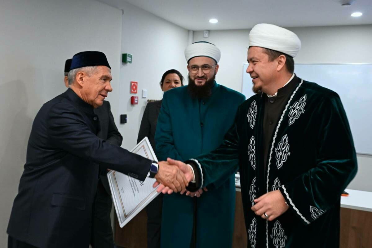 Миңнеханов Әлмәттә Ризаэтдин Фәхретдин исемендәге мәдрәсәнең яңартылган бинасын карады