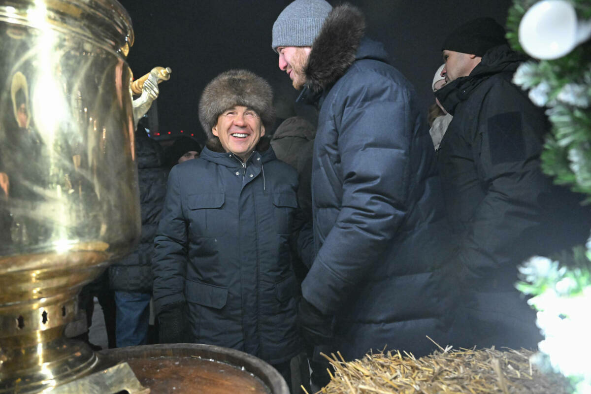 Миңнеханов «Әкият» курчак театры янындагы паркта «Бияләй» ярминкәсен карады