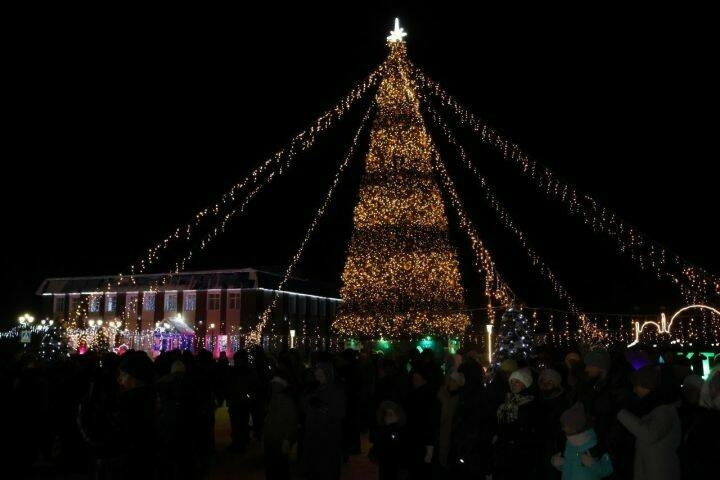 Актанышта үзәк Яңа ел чыршысы кабынды