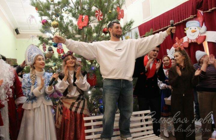 Фирдүс Тямаев Аксубайда махсус операциядәгеләрнең балалары өчен бәйрәм оештырды