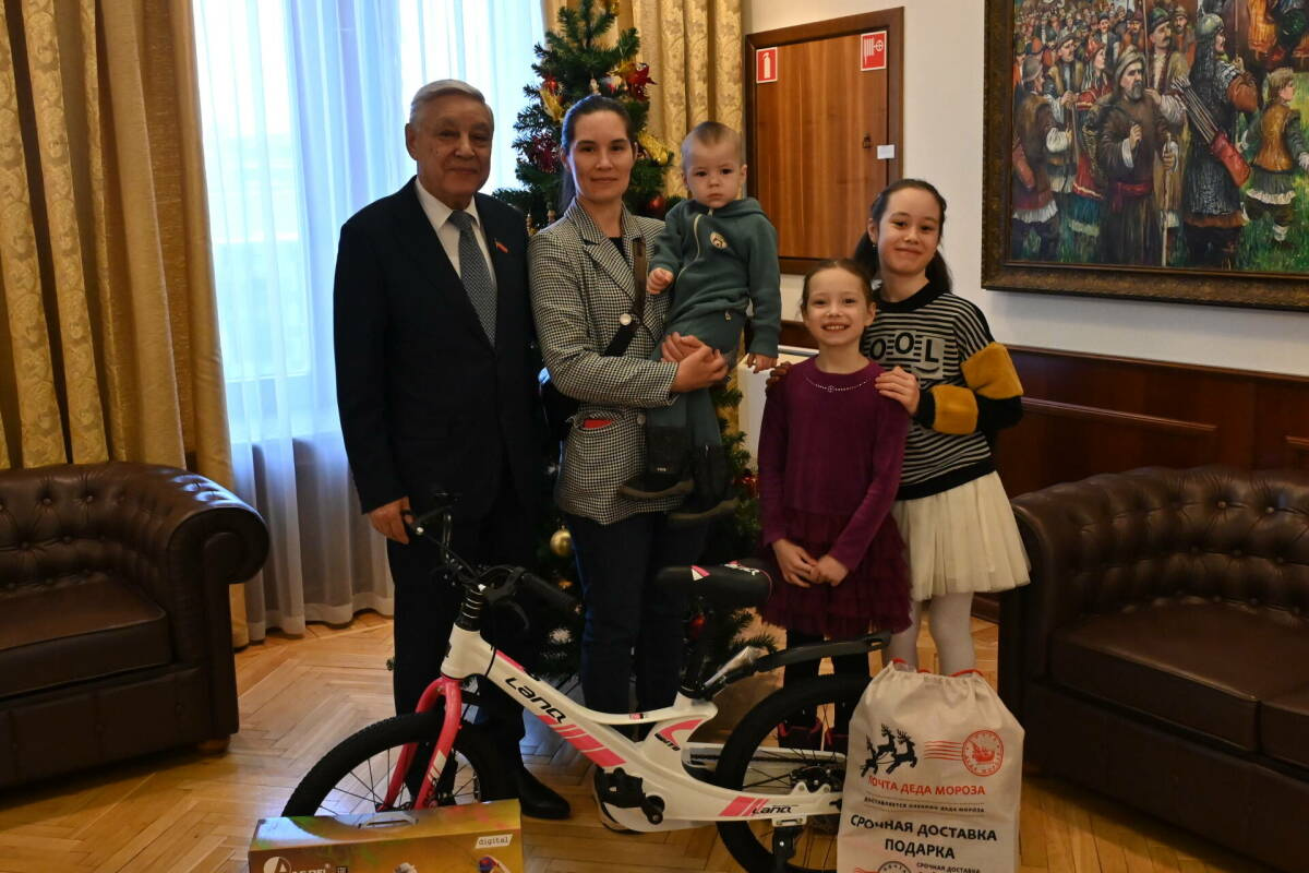 Мөхәммәтшин күп балалы гаиләдә тәрбияләнүче балаларның Яңа ел теләкләрен чынга ашырды