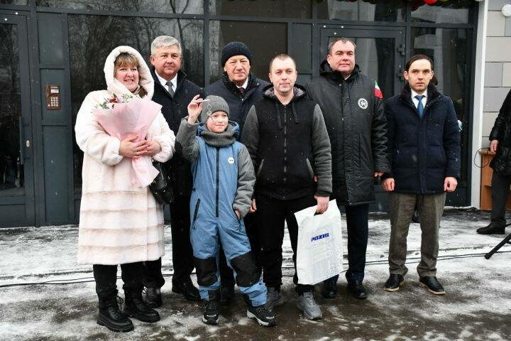 Яшел Үзәндә Серго исемендәге заводның 29 хезмәткәренә яңа фатир ачкычлары тапшырылды