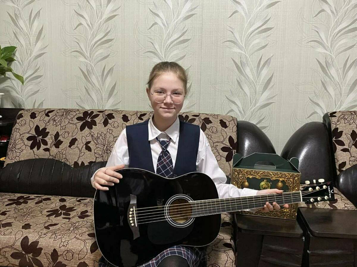 Миңнеханов гитара бүләк иткән укучы кыз инструментта хәрби әтисе уйнарга өйрәтүен сөйләде