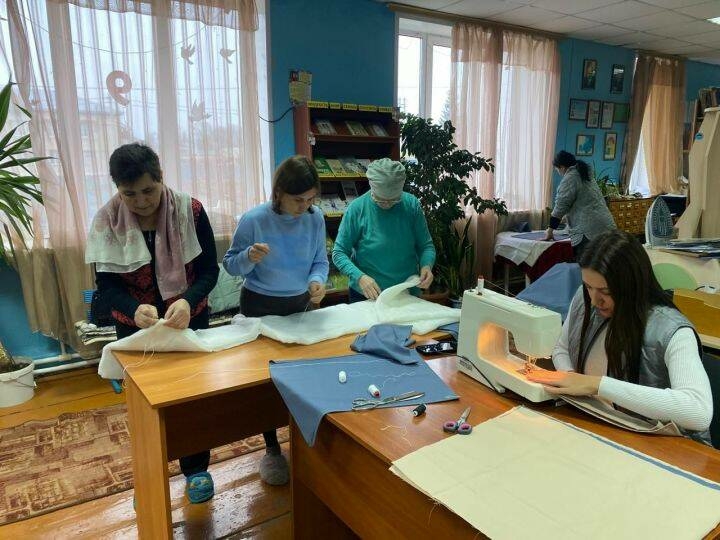 Чүпрәле районы Иске Шәйморза авылында хәрбиләргә мендәрләр тегәләр