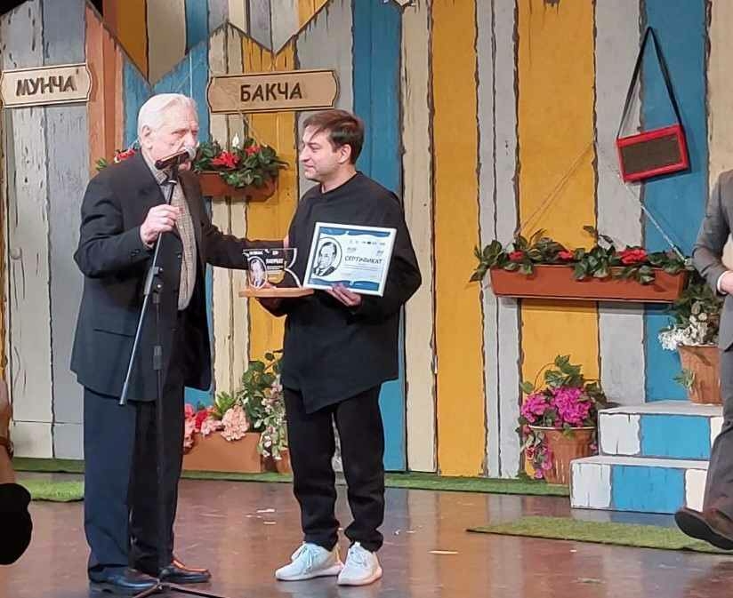 Әтнә театры артисты һәм режиссер Дамир Сидеевка Фәрит Хәбибуллин премиясе тапшырылды