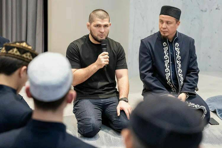 Хәбиб Нурмагомедов Әлмәт мәчетендә булды