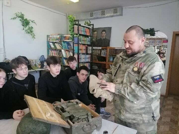 Яшел Үзәннең Норлат мәктәбе укучылары Россиянең атказанган волонтеры белән очрашты
