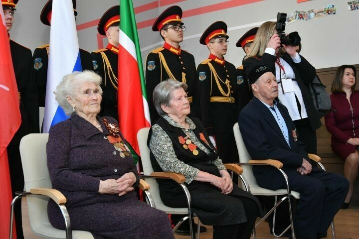 Алексей Песошин Бөгелмә ветераннарына юбилей медальләрен тапшырды