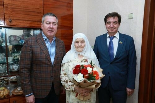 Юрий Камалтынов Бөгелмә районында яшәүчегә Бөек Җиңүнең 80 еллыгына медаль тапшырды