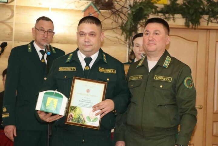 Саба урманчылары махсус операциядә катнашучыларның гаиләләренә утын белән ярдәм иткән