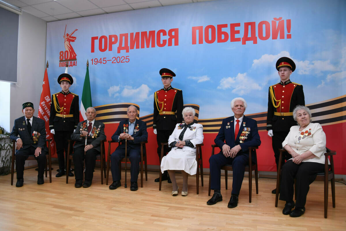 Миңнеханов Чаллыда алты ветеранга Җиңүнең 80 еллыгы медальләрен тапшырды