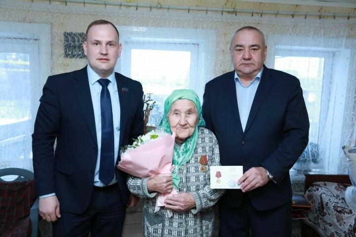 Бөгелмәдә Бөек Ватан сугышында Җиңүнең 80 еллыгына медаль тапшырдылар