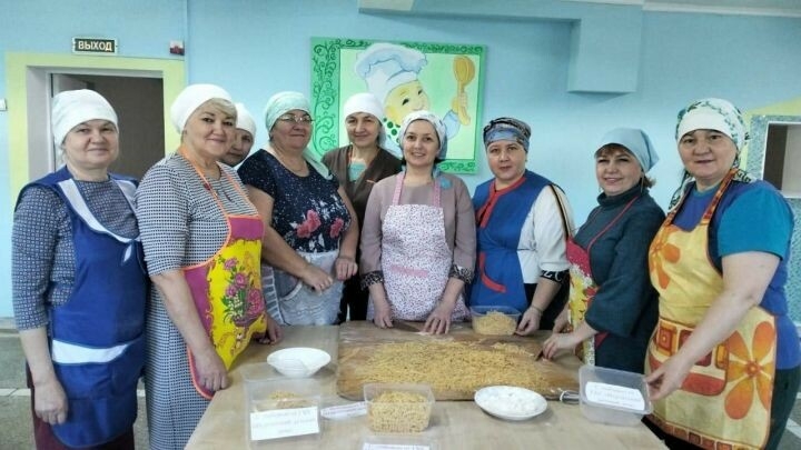 Яшел Үзәннең Норлат балалар йорты хезмәткәрләре хәрбиләргә токмач әзерләде