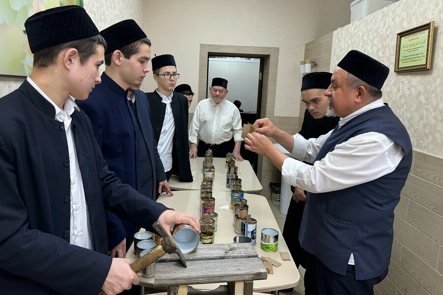Казанда мәдрәсә шәкертләре хәрби операция катнашучыларына окоп шәмнәре ясап җибәргән