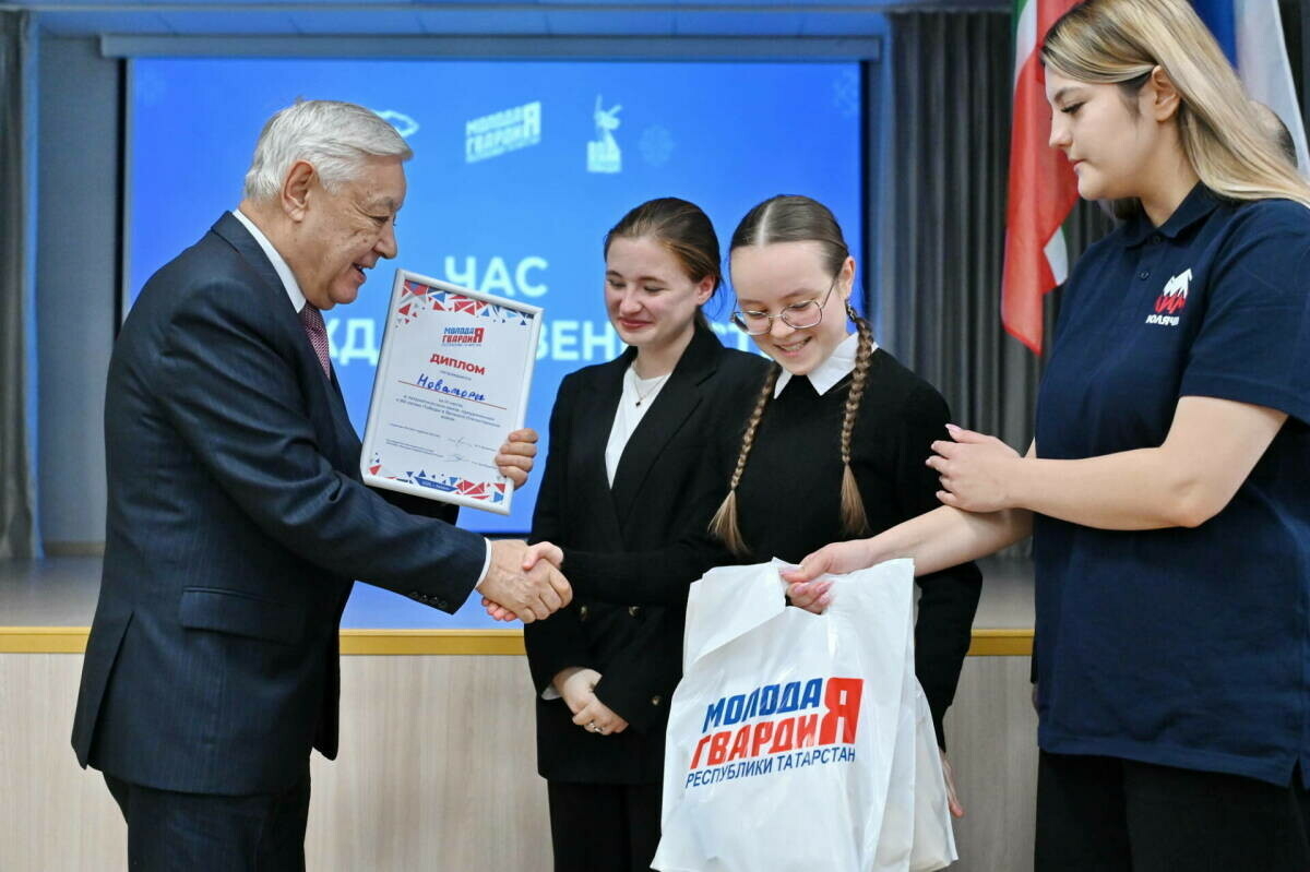 Татарстан Дәүләт Советы Рәисе Теләче яшүсмерләренә паспорт тапшырды