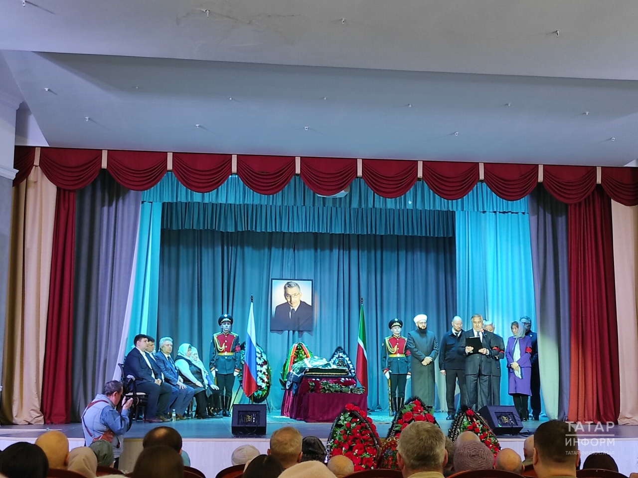 Казанда Татарстан Премьер-министрының элеккеге урынбасары Хәйруллин белән хушлашалар