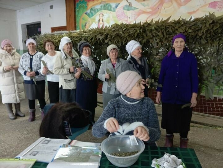 Әгерҗе районы Көчек авылы өлкәннәре маскировка челтәрләре үрә, чәй тутыра