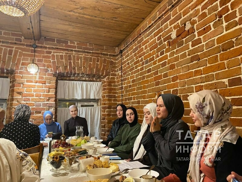 Бөтендөнья татар яшьләре форумы Апанай мәдрәсәсендә ифтар уздырды