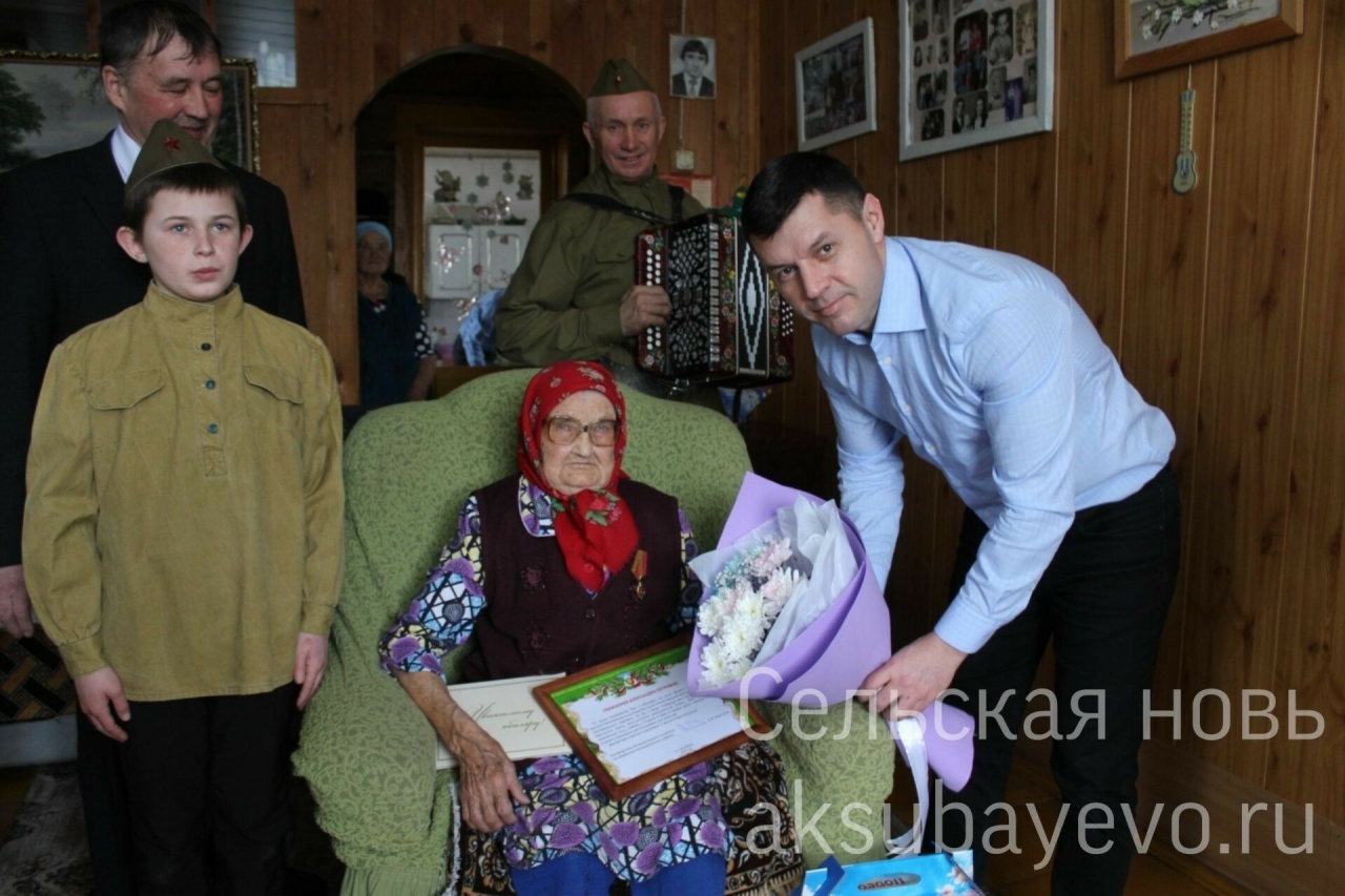 Аксубай районы Иске Кармәт авылында яшәүчене 100 яшьлек юбилее белән котладылар