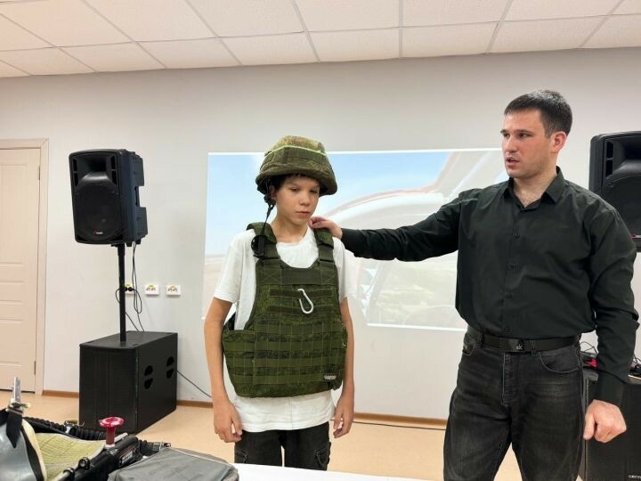 Яшь бөгелмәлеләр штурм самолеты пилоты белән очрашты