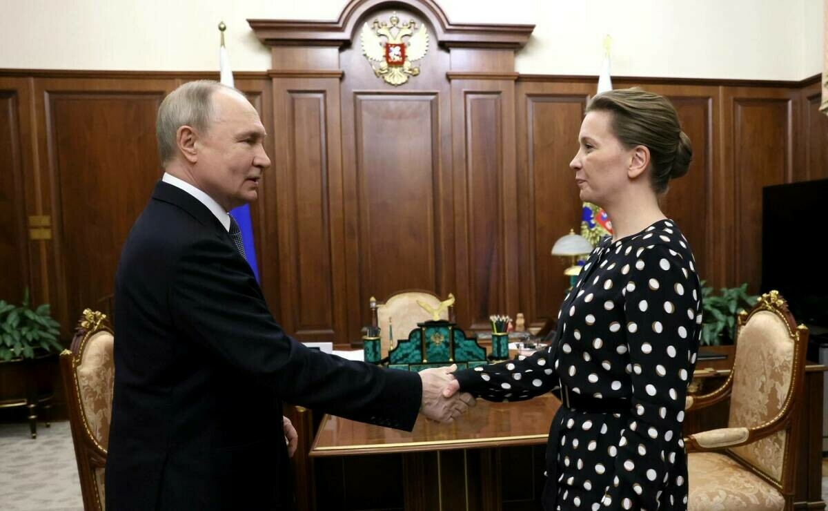 Путин Казан танк училищесын тәмамлаучының хатынына Россия Герое йолдызын тапшырды