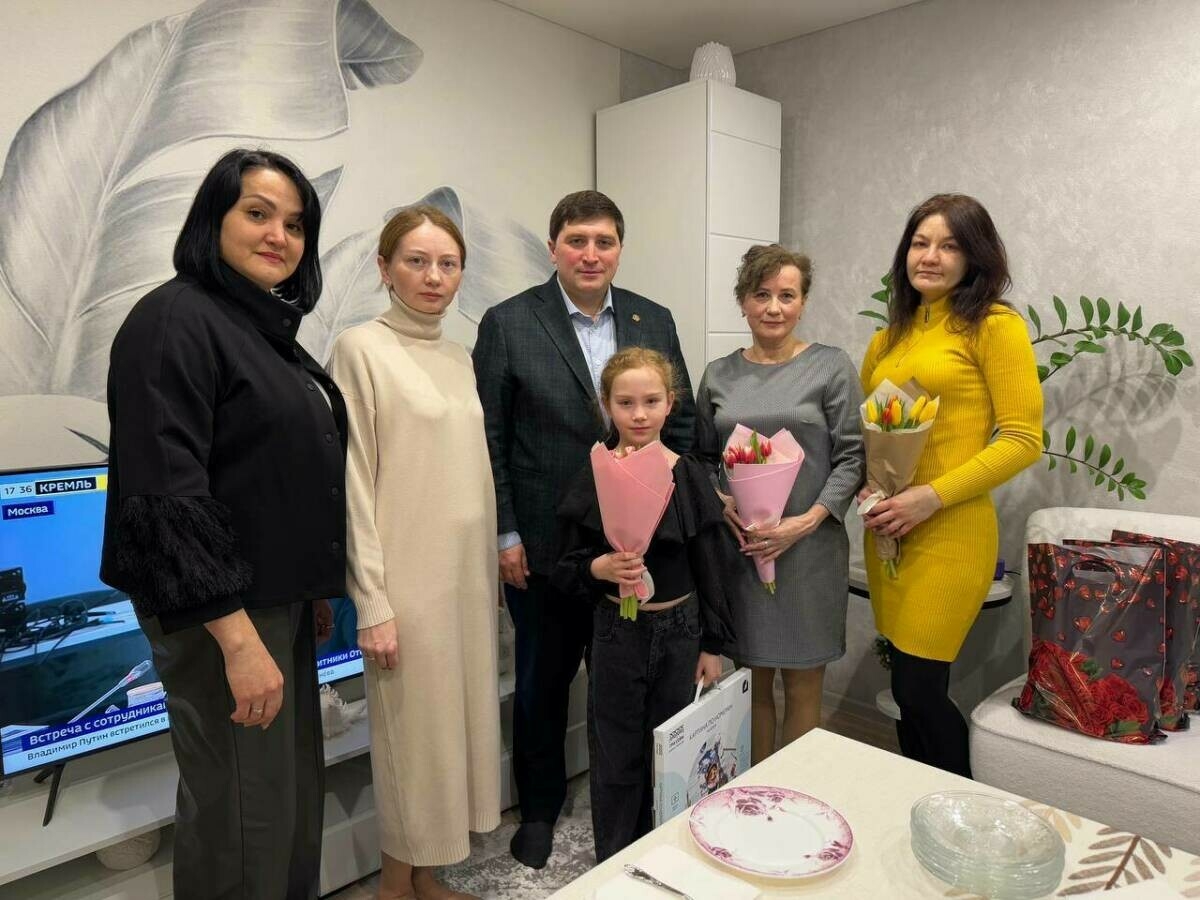 Менделеевскида хәрбиләрнең хатыннарын һәм аналарын котладылар