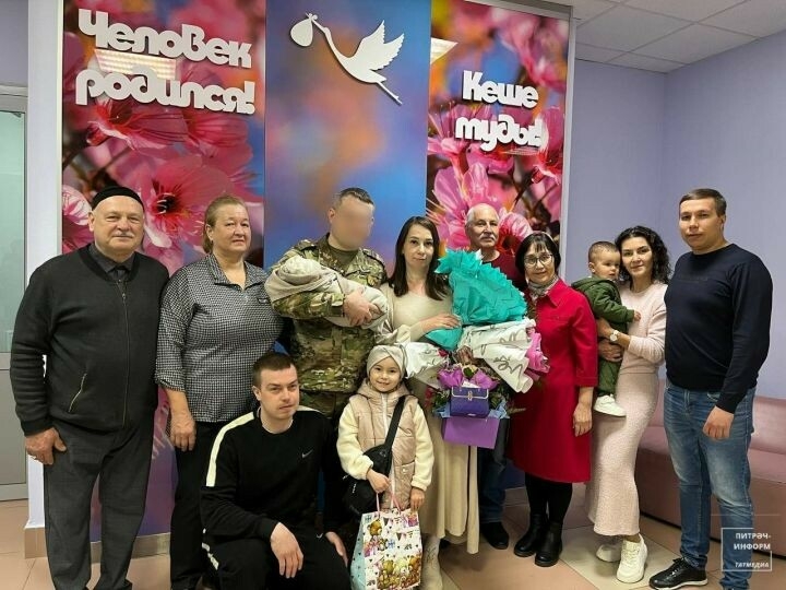 Питрәч районы хәрбие бала тудыру йортыннан улын һәм хатынын каршы алды
