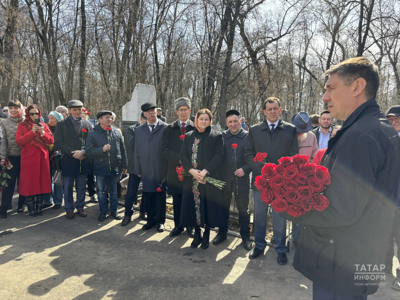 Рәдиф Гаташ Тукай каберенә чәчәкләр салу чарасында: Без, язучылар, бердәм булырга тиешбез