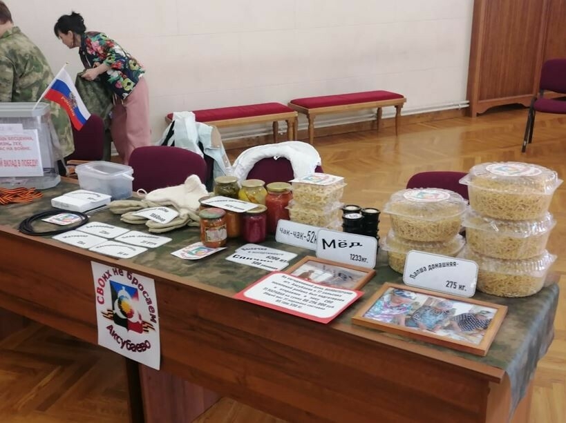 Аксубай волонтерлары Казанда махсус хәрби операциягә багышланган күргәзмә тәкъдим итте