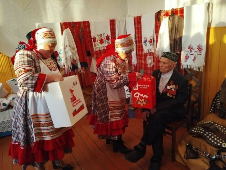 Зәй районы Әхмәт авылы тыл ветераны Бөек Җиңү бәйрәме уңаеннан бүләк кабул итте