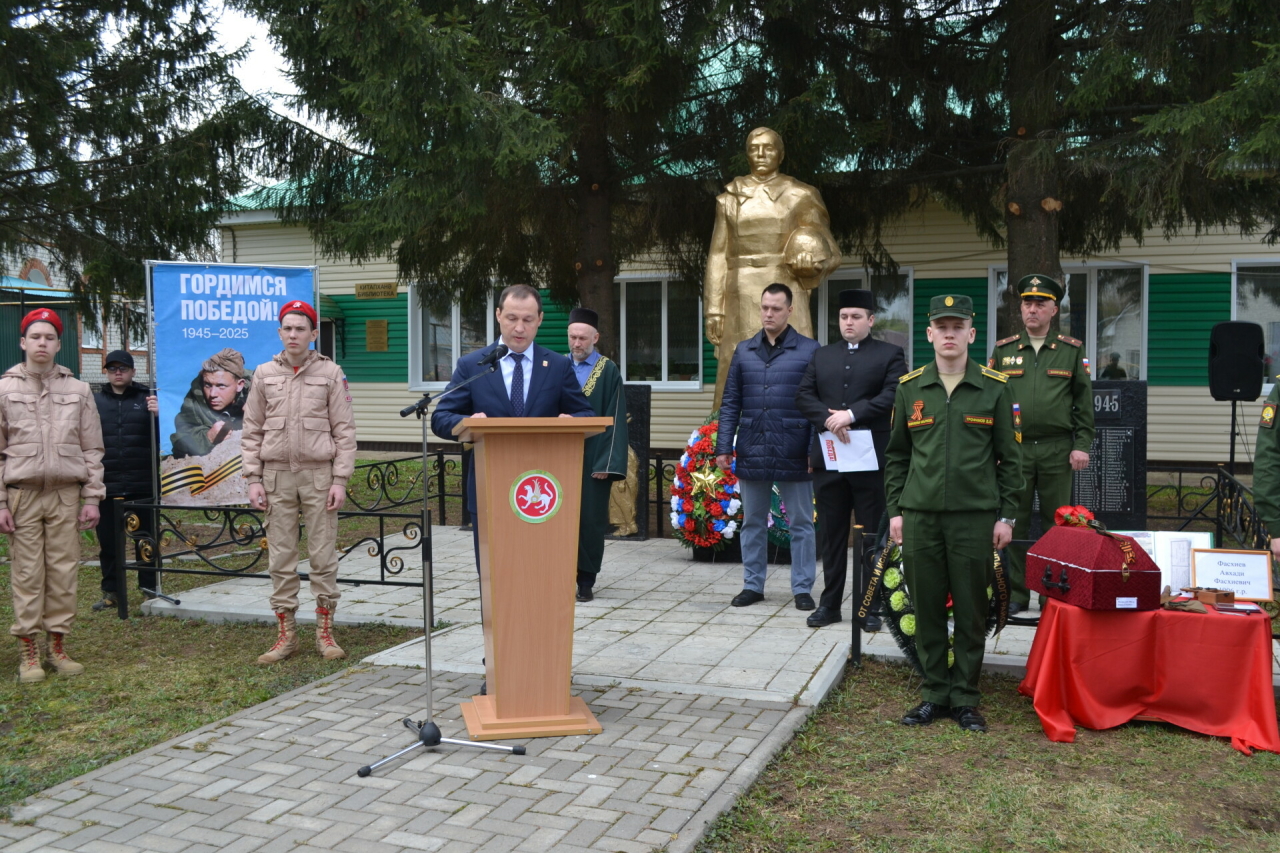 Сугышта хәбәрсез югалган солдатның җәсадын 84 елдан соң Теләче районында җирләделәр