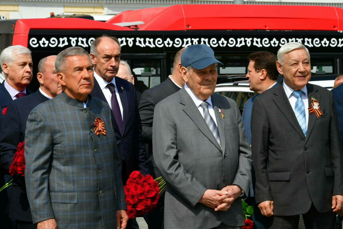 Миңнеханов һәм Шәймиев Габдулла Тукай һәйкәленә чәчәкләр салды