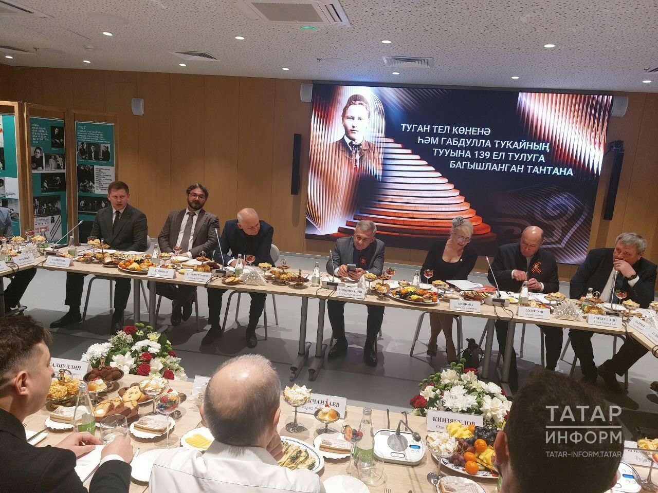 Рөстәм Миңнеханов татар зыялылары белән фикер алыша
