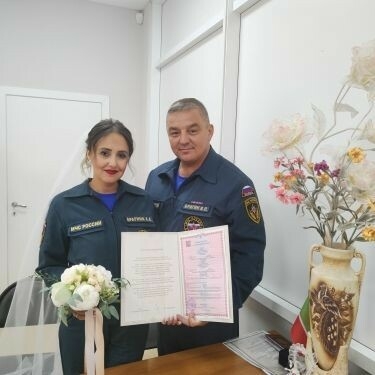 Лениногорск ЗАГС бүлегендә һөнәри бәйрәмдә янгын сүндерүчеләр никахларын рәсмиләштерде