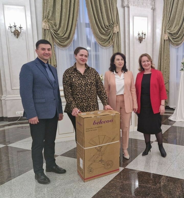 Лениногорскида булачак әниләр фестивалендә бала арбасы уйнаттылар