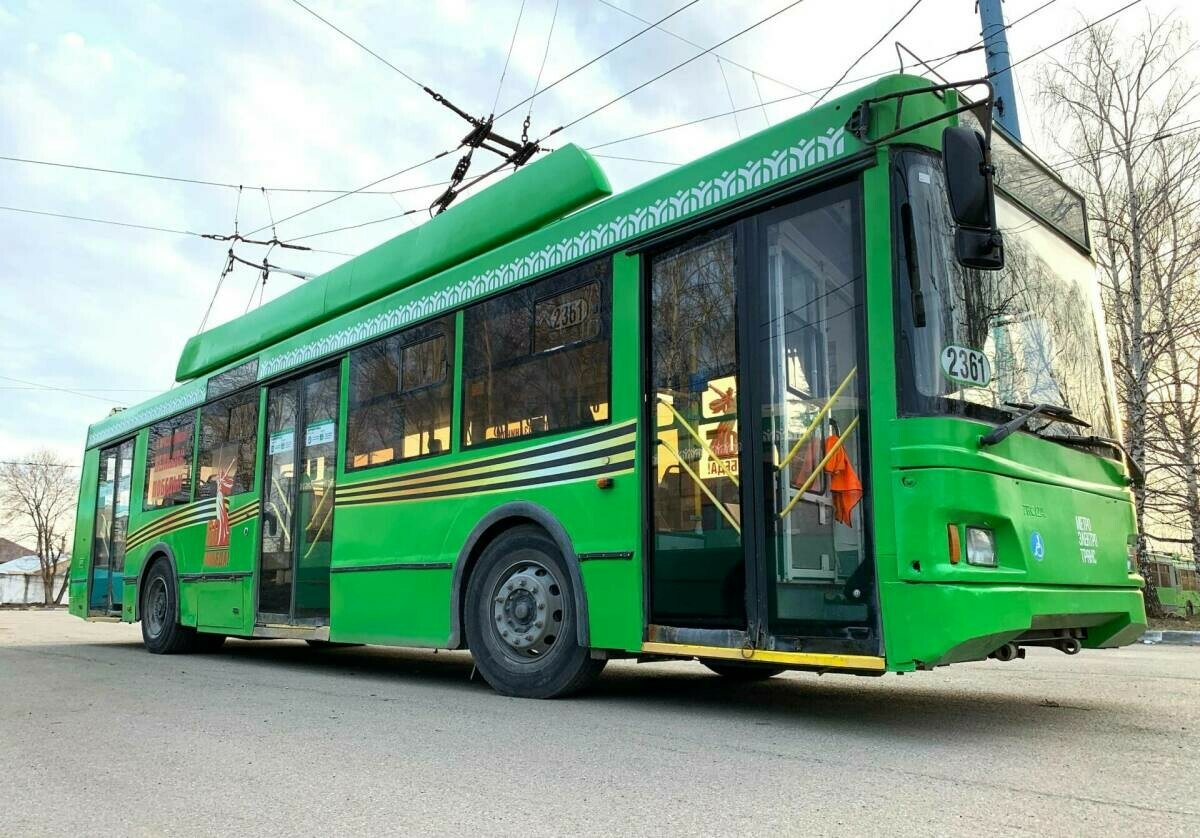 Казанда Җиңү көне символикасы төшерелгән трамвайлар һәм троллейбуслар йөри башлады