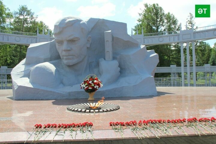 Әлмәт Мәңгелек ут кабызуның ярты гасырлык юбилеен билгеләп үтә