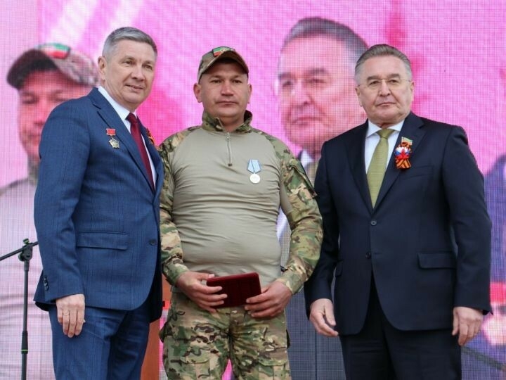 Бөек Җиңү бәйрәмендә Актаныш хәрбиләре «Батырлык ордены» белән бүләкләнде