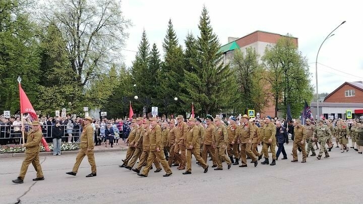Лениногорскида Җиңү көнендә хәрби хәрәкәтләр һәм ретро-автомобильләр йөреше узды
