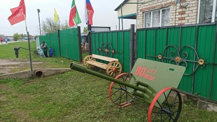 Саба районы Елыш авылында яшәүче Җиңү бәйрәменә капка каршысын бизәгән